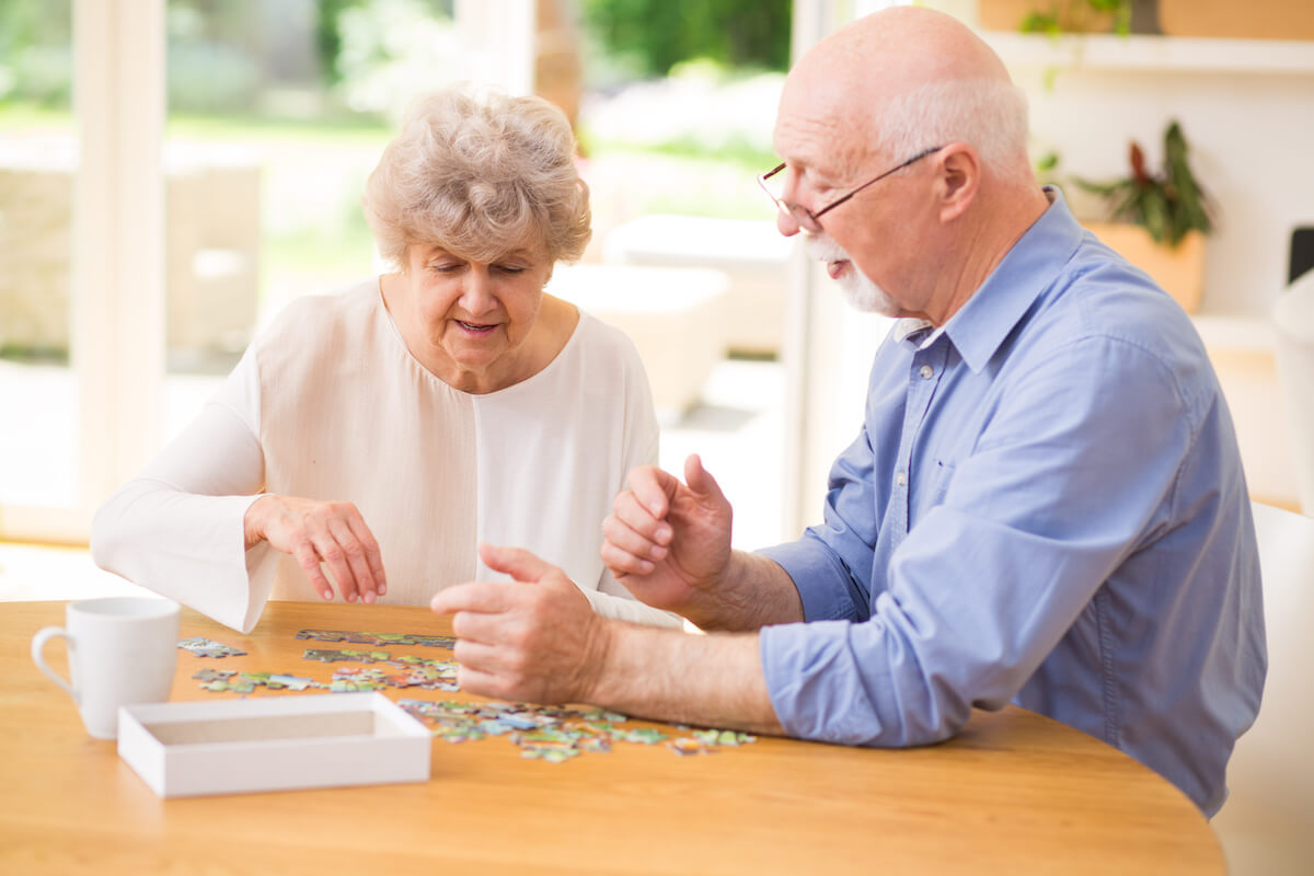 Jasmine Estates of Edmond | Seniors doing a puzzle together | four stages of alzheimer's