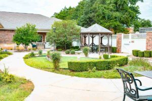 Jasmine Estates of Edmond | Courtyard with a pavilion and a winding sidewalk