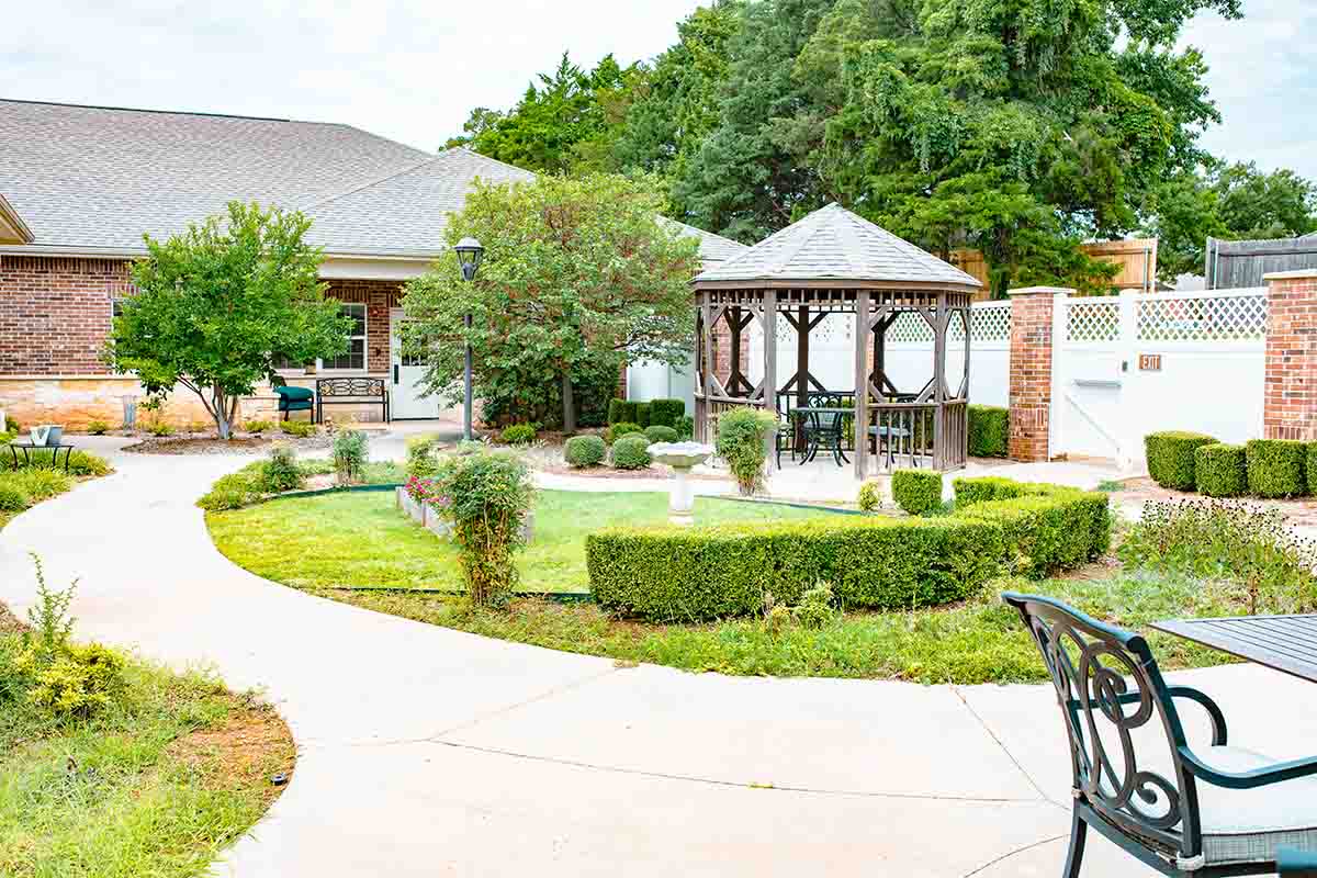 Jasmine Estates of Edmond | Courtyard with a pavilion and a winding sidewalk