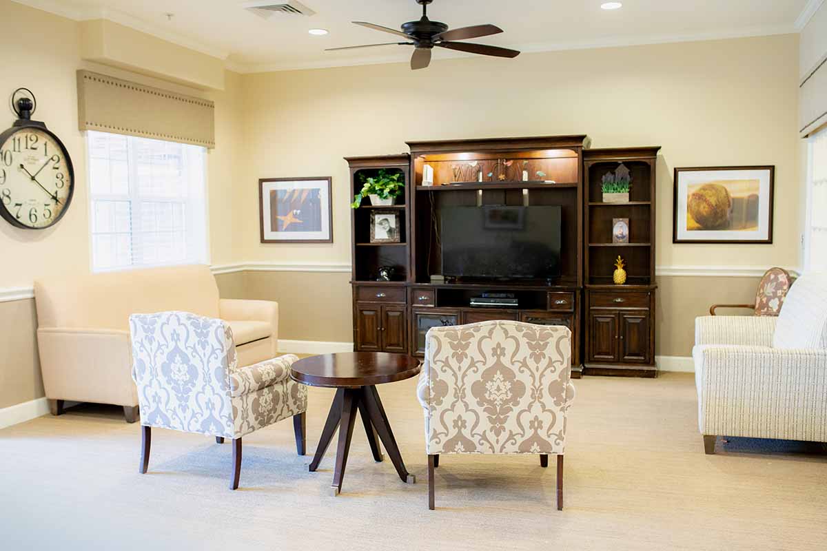 Jasmine Estates of Edmond | Nice beige colored living room with a tv