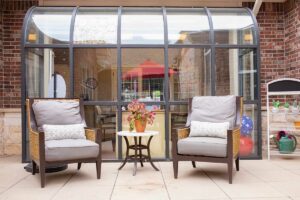 Jasmine Estates of Oklahoma City | Two outdoor seats in the courtyard
